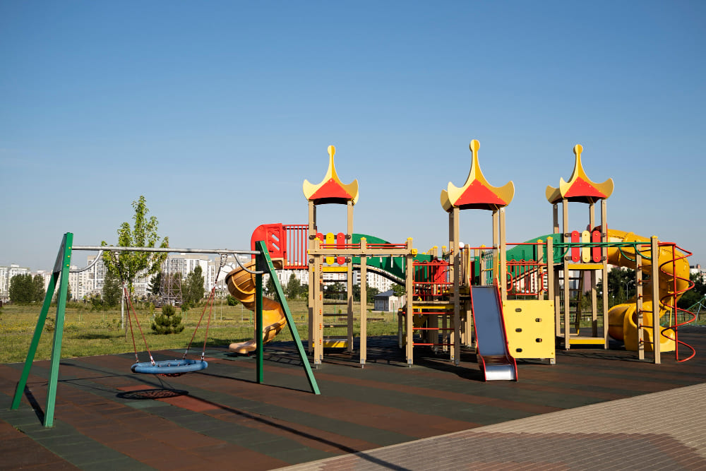 Suelos de caucho, césped artificial y otras opciones para parques infantiles